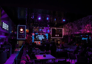 Фото №1 зала Руки вверх